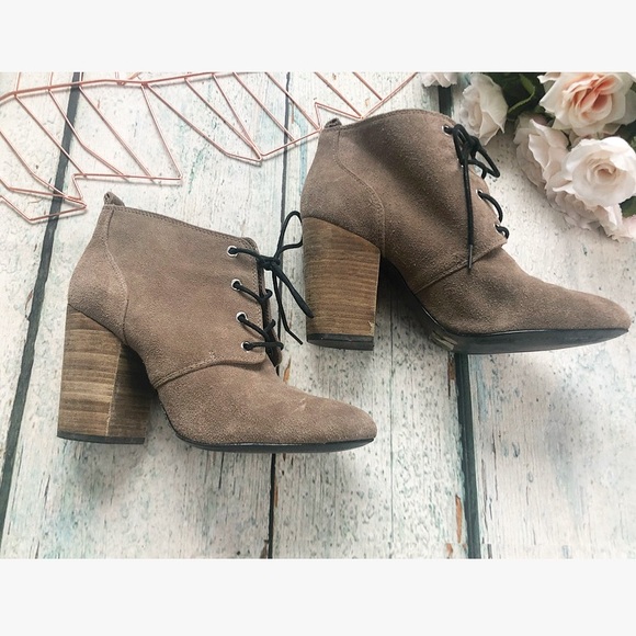 BCBG 9M heel ankle boots lace up tan suede leather neutral Womens classic boho - Picture 2 of 9